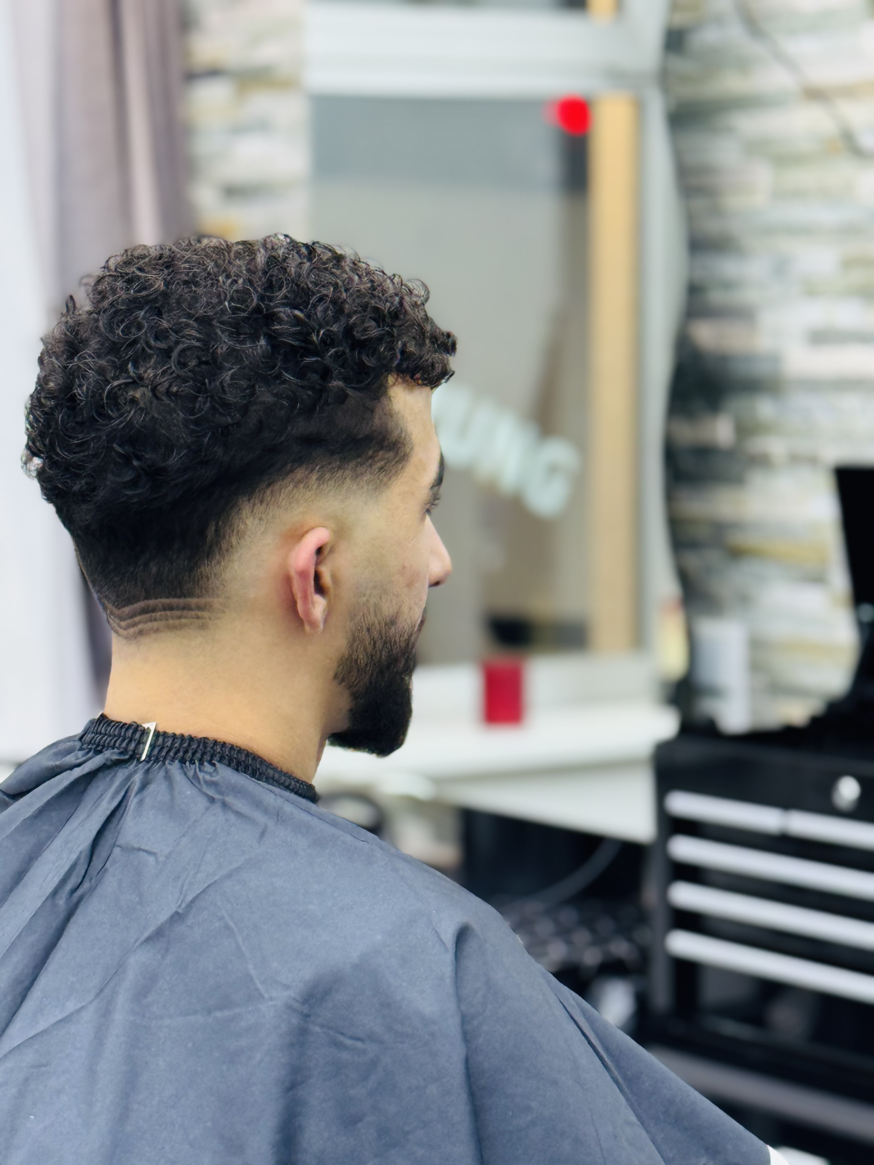 Moderner Fade-Haarschnitt im Trends Style Barbershop Wien