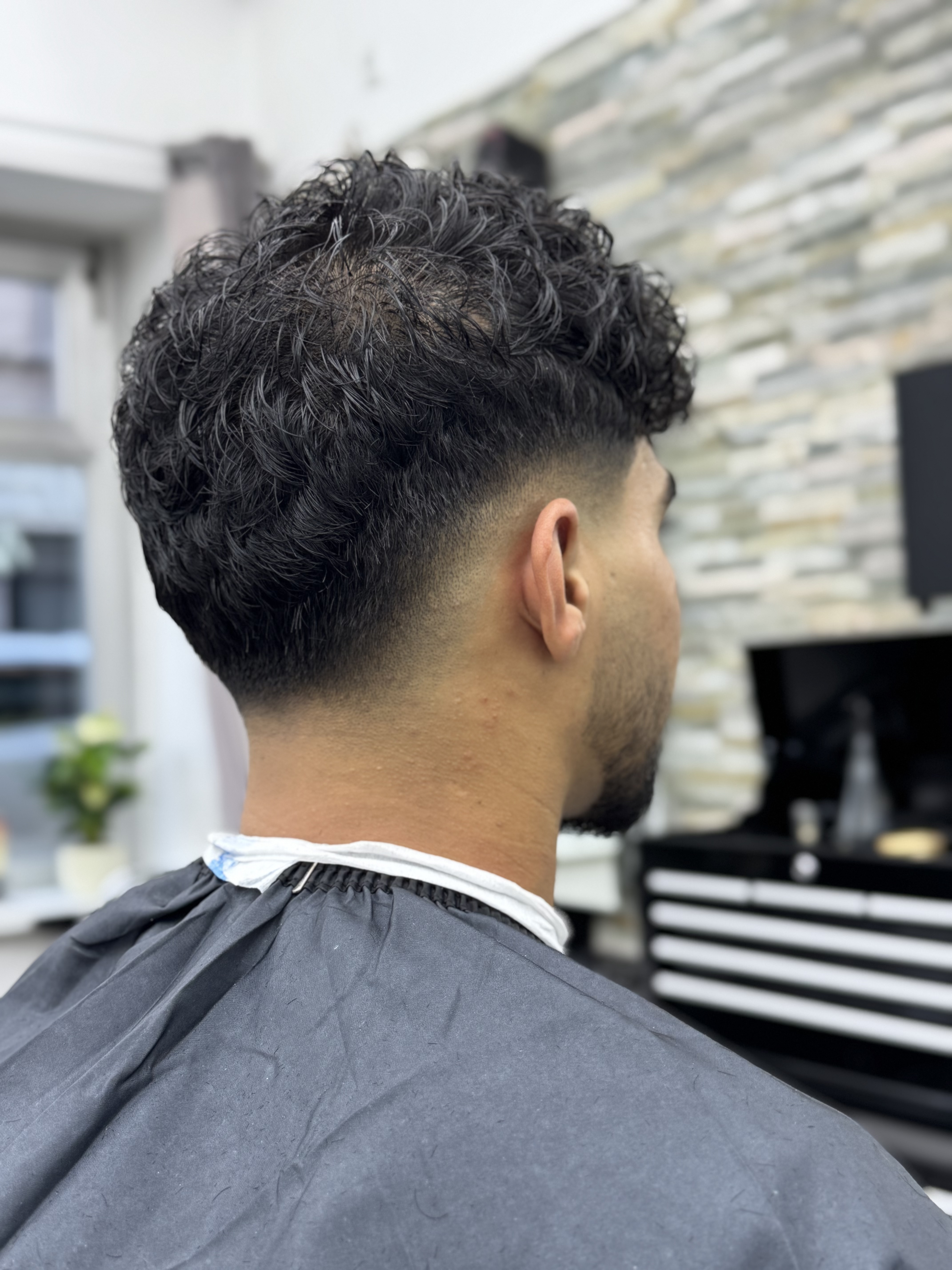 Detailaufnahme eines Fade-Schnitts im Trends Style Barbershop